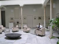 Hotel, Ladron del Agua