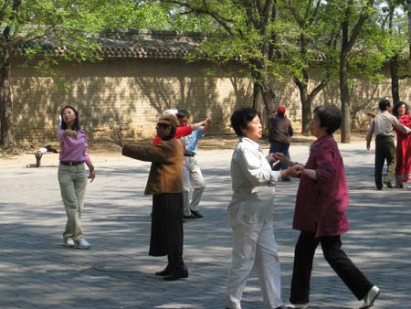 yoga and dance at temple of heaven, beijing